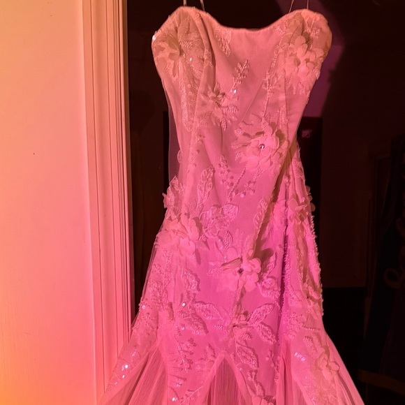Selling this dress to have money for this year’s prom. Please hurry soon!!